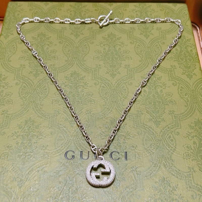 G*u*i necklaces